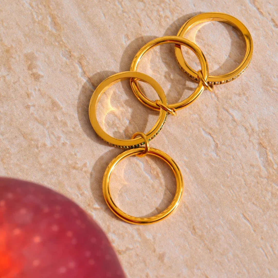 Anillo Apilable LENORA con circonitas blancas y verdes – lenorajewelry.com/anillo-apilable-lenora-acero-inoxidable, anillo apilable, anillo de acero inoxidable, joyería fina, baño de oro 18K, circonitas, anillo mujer, joyería exclusiva, regalo elegante, LENORA, accesorios de moda, Spinelli Kilcollin jewelry, Spinelli Kilcollin rings, Spinelli Kilcollin earrings, Spinelli Kilcollin bracelets, Spinelli Kilcollin necklaces, Spinelli Kilcollin Los Angeles, Spinelli Kilcollin fine jewelry, Spinelli Kilcollin gol