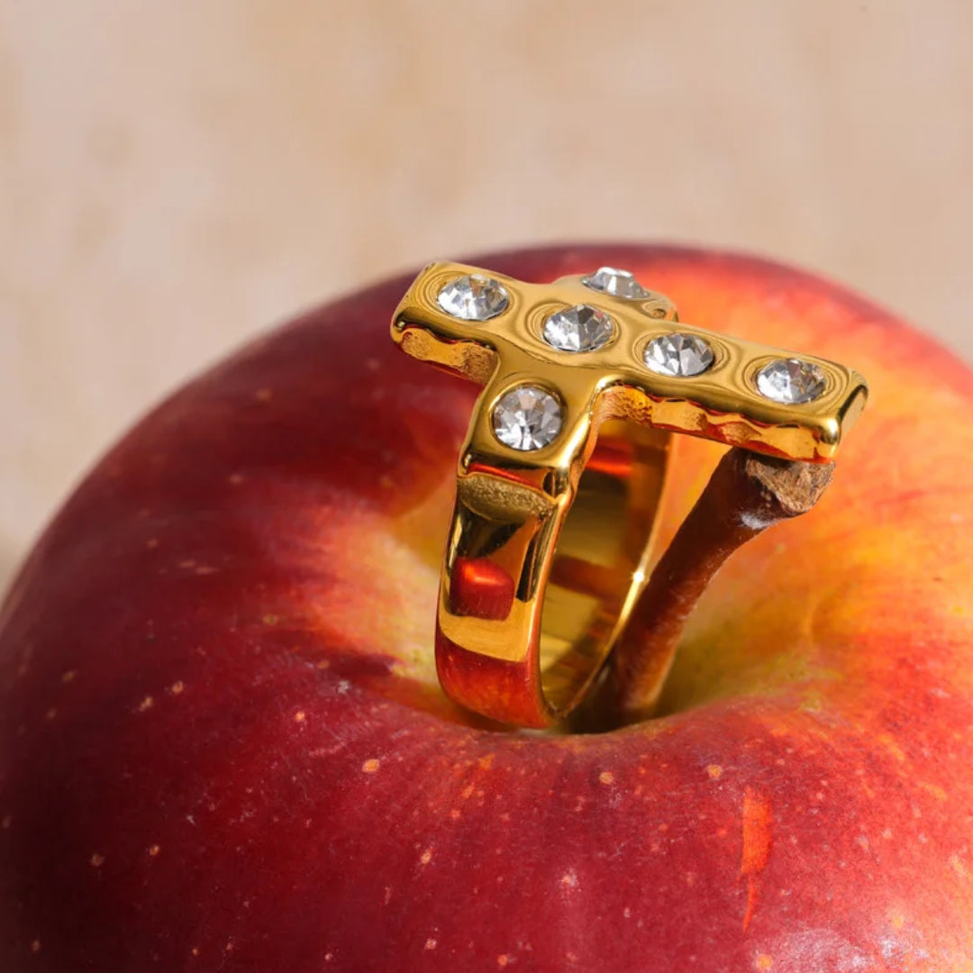 Anillo Aura Divina en acero inoxidable chapado en oro PVD – lenorajewelry.com/anillo-aura-divina-oro-pvd, anillo de oro PVD, joyería de acero inoxidable, anillo para mujer, zirconias cúbicas, joyería fina, anillo elegante, regalo para ella, moda femenina, joyería premium