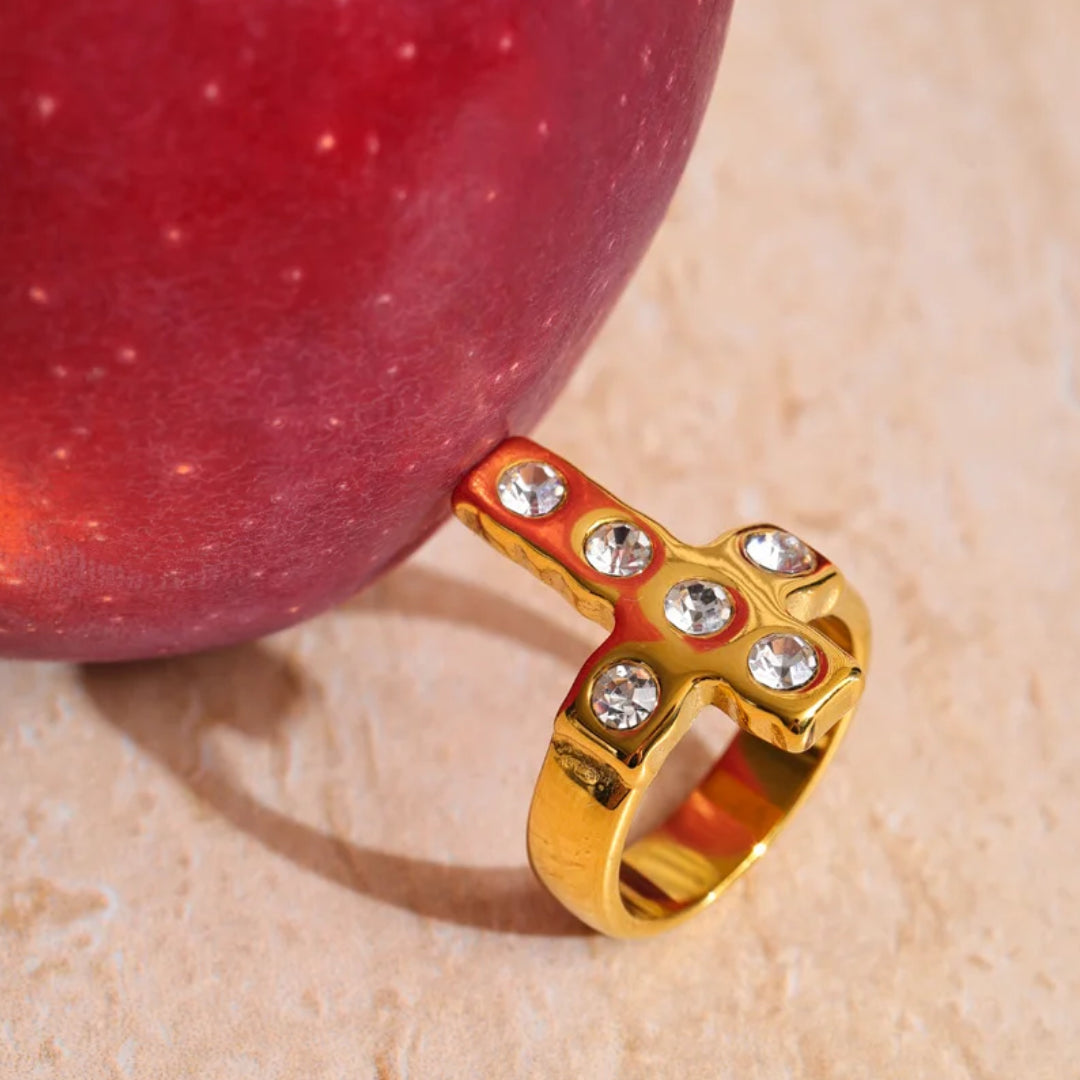 Anillo Aura Divina en acero inoxidable chapado en oro PVD – lenorajewelry.com/anillo-aura-divina-oro-pvd, anillo de oro PVD, joyería de acero inoxidable, anillo para mujer, zirconias cúbicas, joyería fina, anillo elegante, regalo para ella, moda femenina, joyería premium