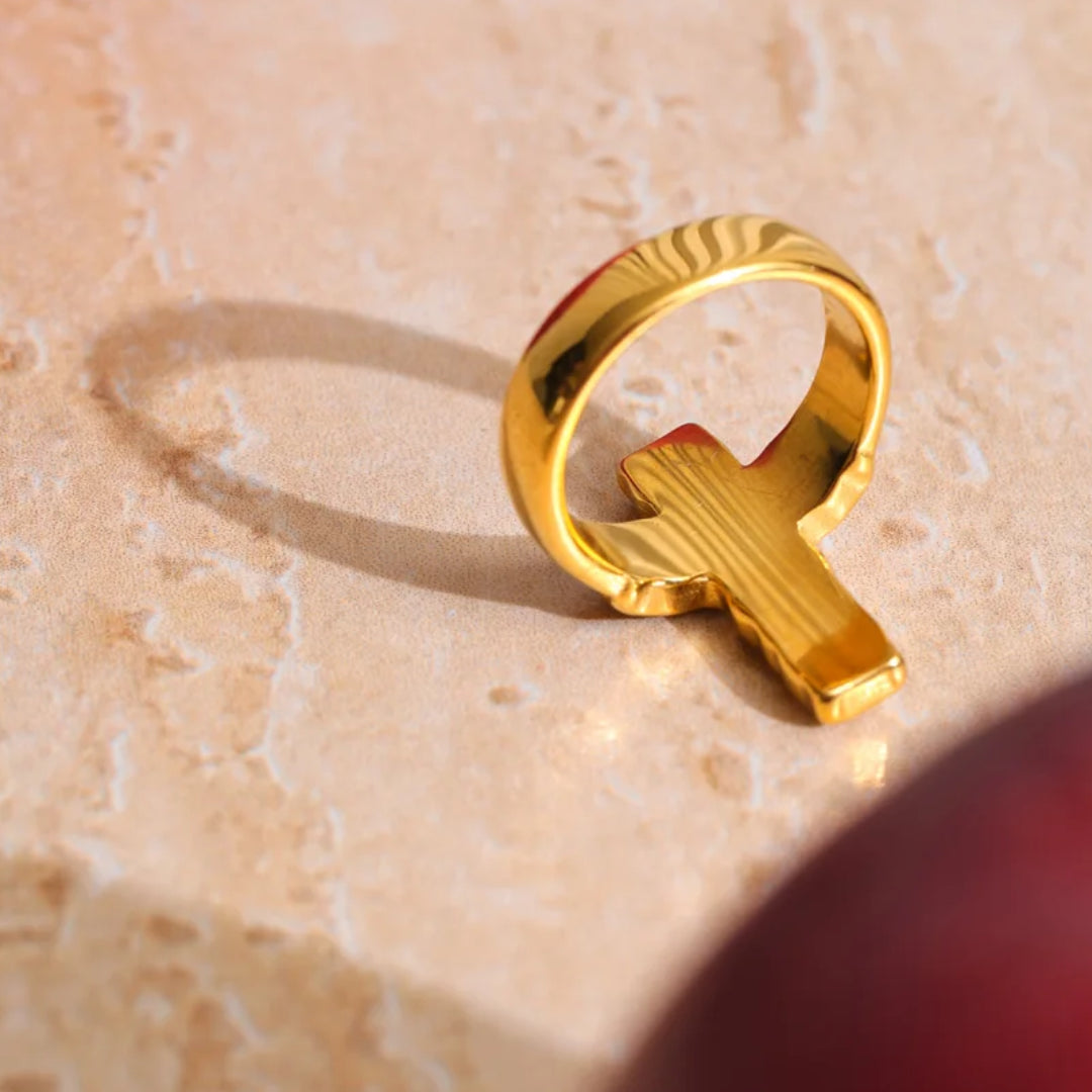 Anillo Aura Divina en acero inoxidable chapado en oro PVD – lenorajewelry.com/anillo-aura-divina-oro-pvd, anillo de oro PVD, joyería de acero inoxidable, anillo para mujer, zirconias cúbicas, joyería fina, anillo elegante, regalo para ella, moda femenina, joyería premium