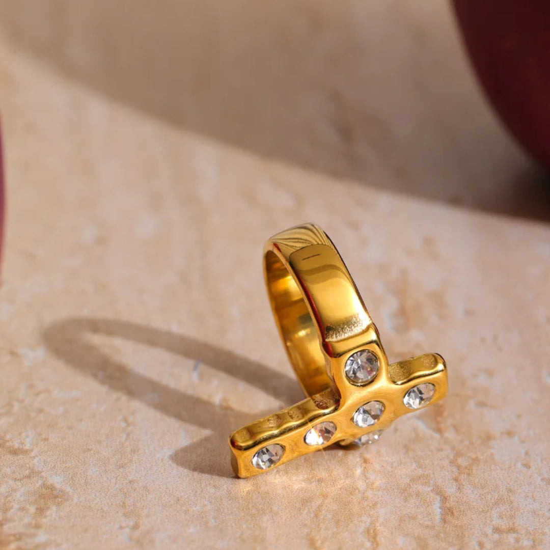 Anillo Aura Divina en acero inoxidable chapado en oro PVD – lenorajewelry.com/anillo-aura-divina-oro-pvd, anillo de oro PVD, joyería de acero inoxidable, anillo para mujer, zirconias cúbicas, joyería fina, anillo elegante, regalo para ella, moda femenina, joyería premium