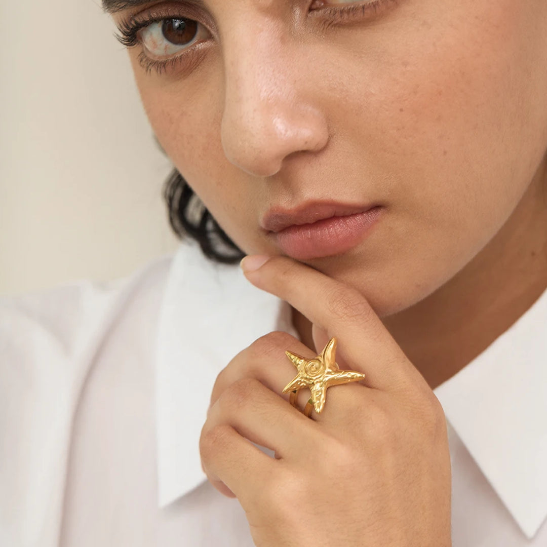 Anillo Aurora Marina en oro 18K diseño estrella de mar ajustable – lenorajewelry.com/anillo-aurora-marina-oro-ajustable
anillo ajustable, anillo de oro, joyería fina, regalo mujer, anillo estrella de mar, joyas geométricas, LENORA, anillo verano, acero inoxidable, chapeado oro