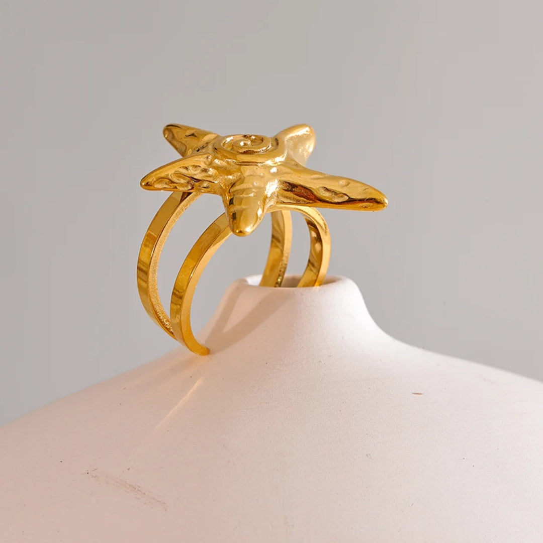 Anillo Aurora Marina en oro 18K diseño estrella de mar ajustable – lenorajewelry.com/anillo-aurora-marina-oro-ajustable
anillo ajustable, anillo de oro, joyería fina, regalo mujer, anillo estrella de mar, joyas geométricas, LENORA, anillo verano, acero inoxidable, chapeado oro