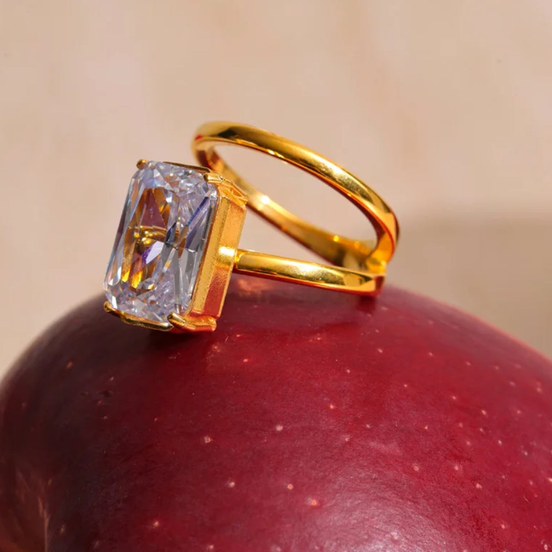 Anillo rectangular dorado elegante LENORA – lenorajewelry.com/anillo-dorada-realce, anillo dorado, anillo elegante mujer, anillo de zirconia cúbica, joyería de lujo, anillo moderno, anillo de acero inoxidable, joyería fina LENORA