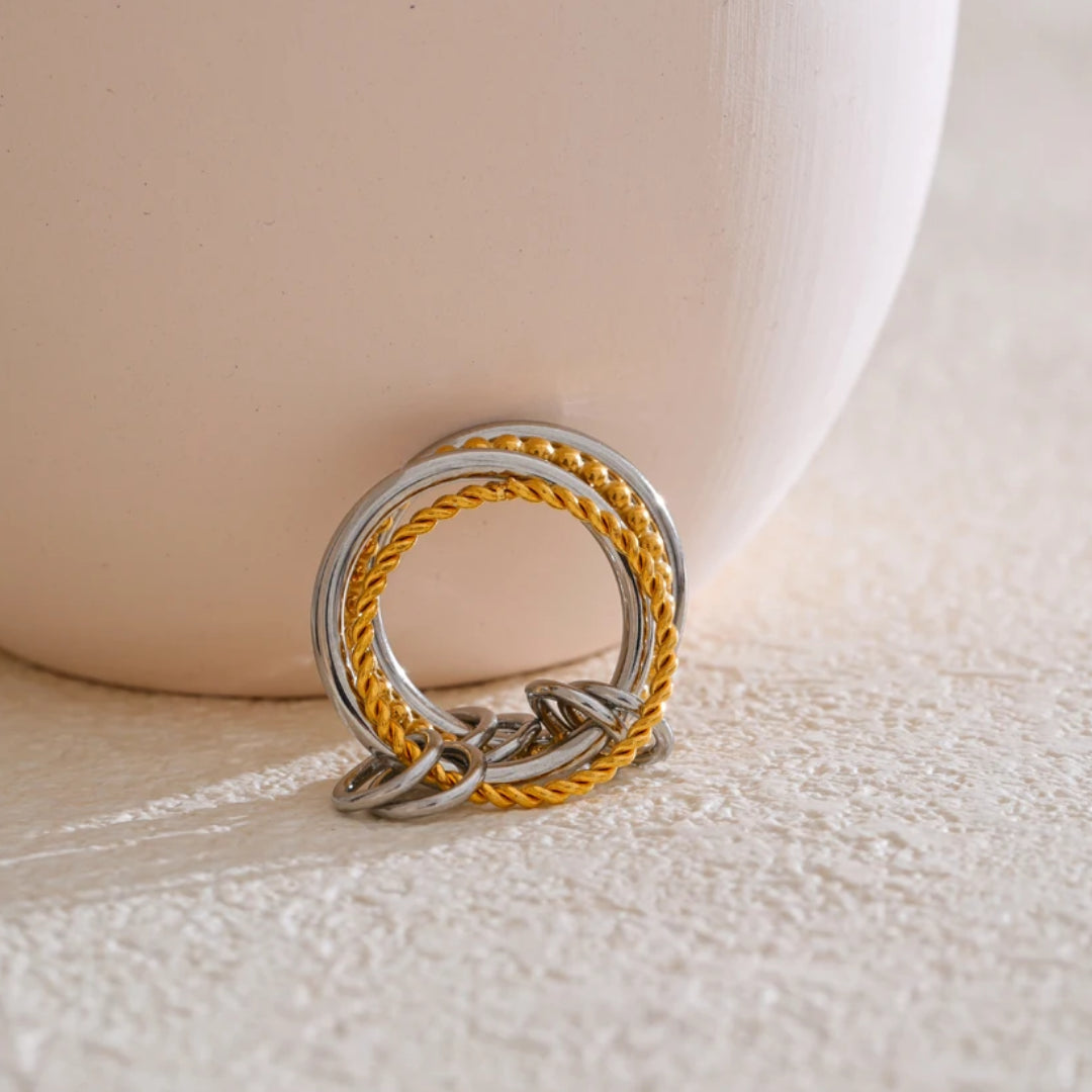 Anillo moderno de acero inoxidable dorado – lenorajewelry.com/anillo-apilado-dorado-acero-lenora, Joyería femenina con diseño de cuatro bandas, Spinelli Kilcollin jewelry, Spinelli Kilcollin rings, Spinelli Kilcollin earrings, Spinelli Kilcollin bracelets, Spinelli Kilcollin necklaces, Spinelli Kilcollin Los Angeles, Spinelli Kilcollin fine jewelry, Spinelli Kilcollin gold rings, Spinelli Kilcollin silver rings, Spinelli Kilcollin engagement rings, Spinelli Kilcollin wedding rings