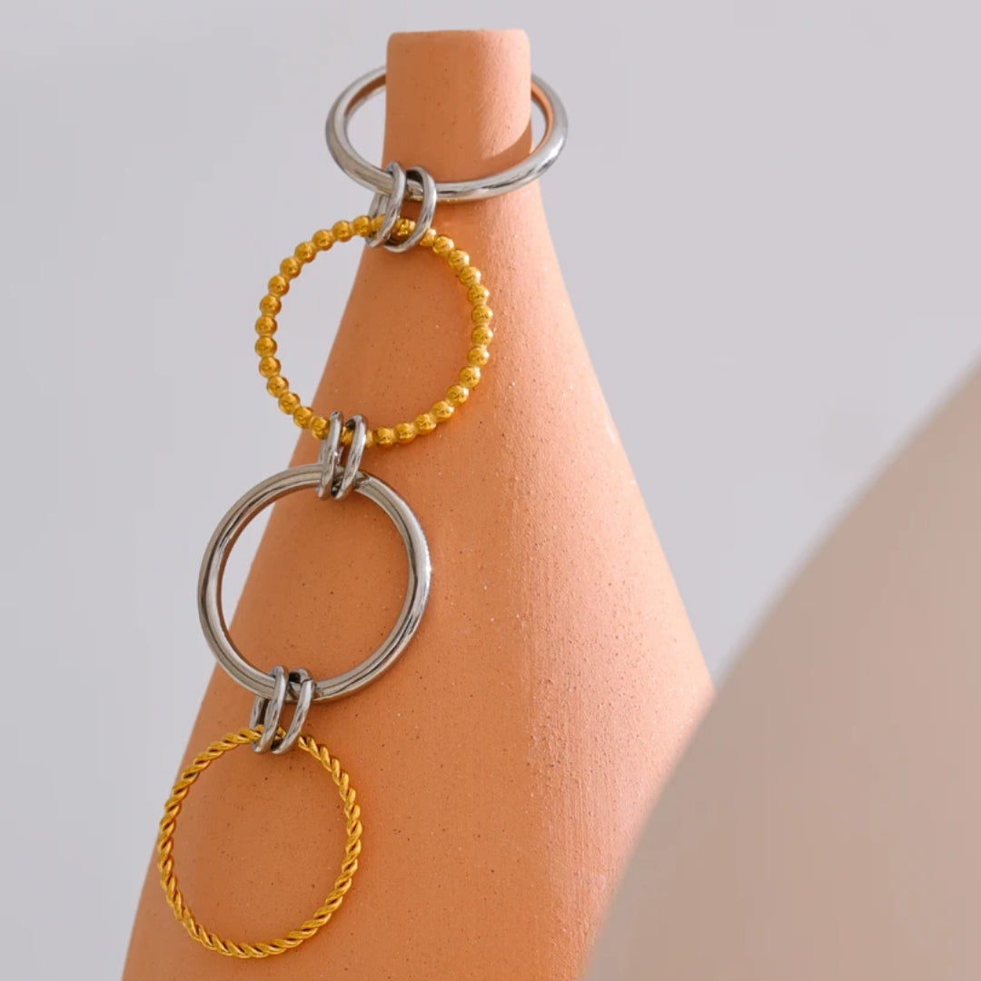 Anillo moderno de acero inoxidable dorado – lenorajewelry.com/anillo-apilado-dorado-acero-lenora, Joyería femenina con diseño de cuatro bandas, Spinelli Kilcollin jewelry, Spinelli Kilcollin rings, Spinelli Kilcollin earrings, Spinelli Kilcollin bracelets, Spinelli Kilcollin necklaces, Spinelli Kilcollin Los Angeles, Spinelli Kilcollin fine jewelry, Spinelli Kilcollin gold rings, Spinelli Kilcollin silver rings, Spinelli Kilcollin engagement rings, Spinelli Kilcollin wedding rings