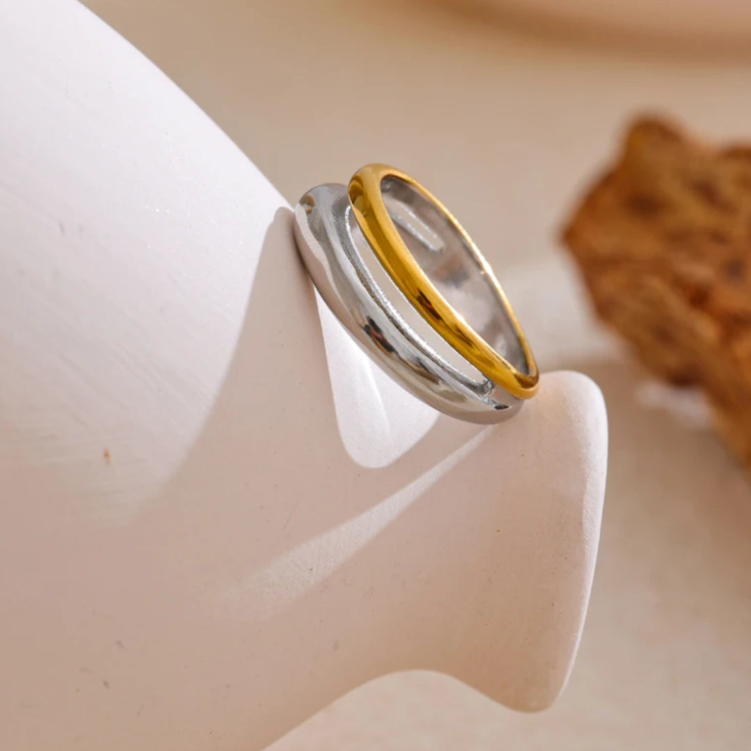Anillo Dualis Aurora diseño geométrico doble color – lenorajewelry.com/anillo-geometrico-doble-coloranillo doble color, joyería resistente agua, anillo geométrico mujer, joyas de acero inoxidable, regalo elegante mujer, lenora joyería, diseño PVD dorado, accesorios modernos, envío rápido, joyería exclusiva