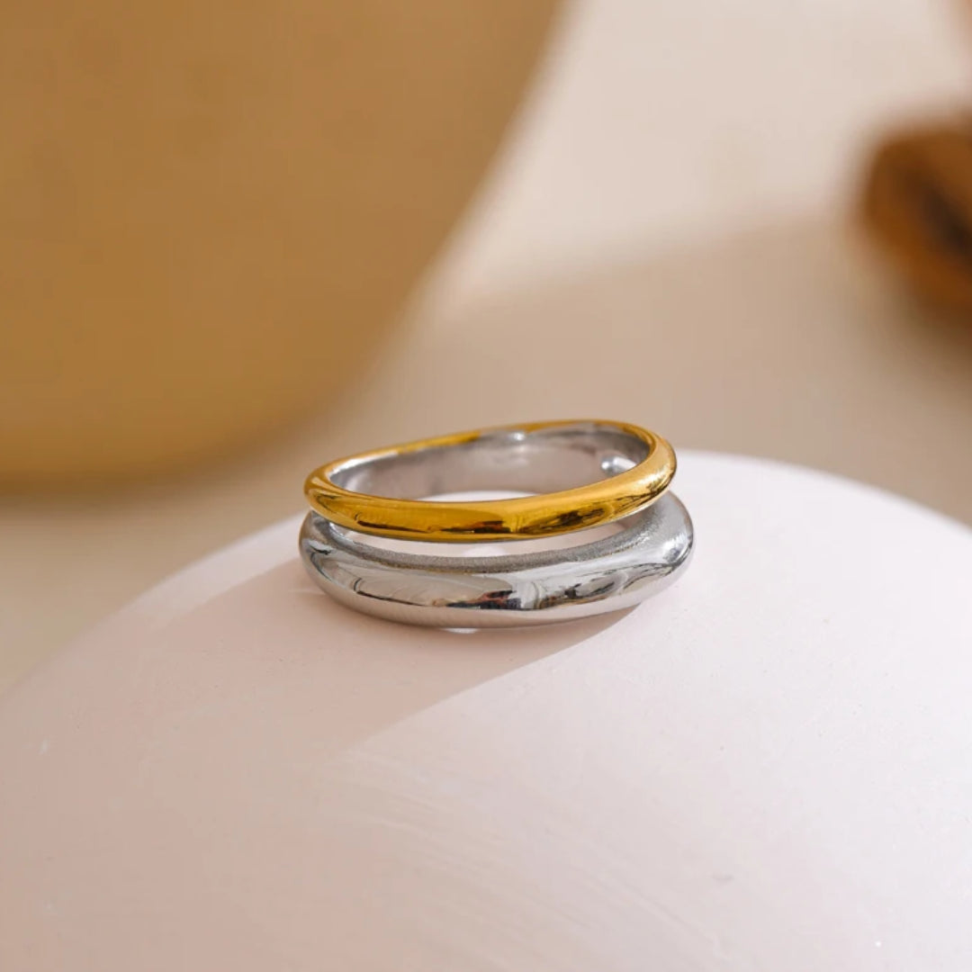 Anillo Dualis Aurora diseño geométrico doble color – lenorajewelry.com/anillo-geometrico-doble-coloranillo doble color, joyería resistente agua, anillo geométrico mujer, joyas de acero inoxidable, regalo elegante mujer, lenora joyería, diseño PVD dorado, accesorios modernos, envío rápido, joyería exclusiva