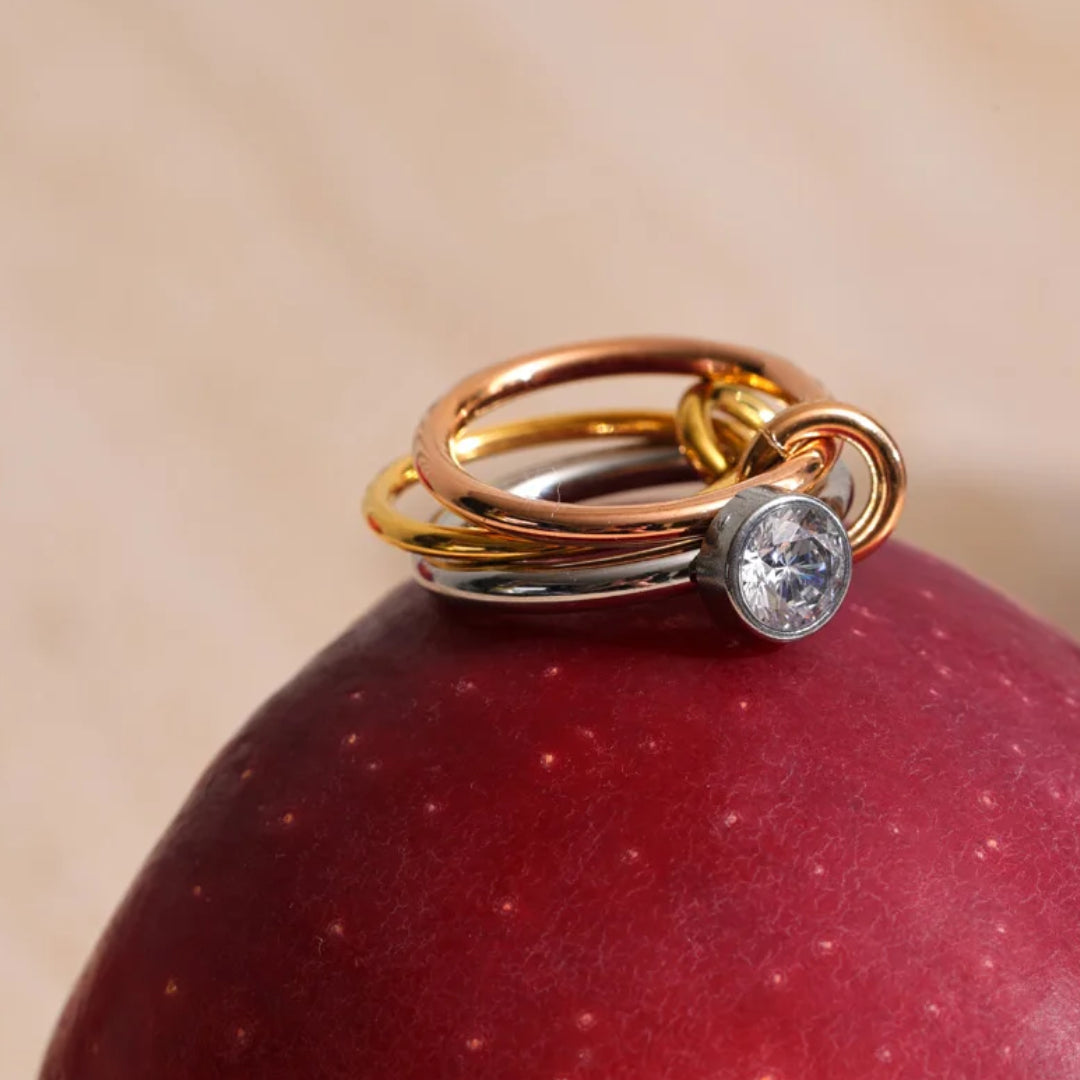 Anillo Entrelazado LENORA de tres capas en acero inoxidable – lenorajewelry.com/anillo-entrelazado-lenora-delicado-acero, anillo entrelazado, anillo de acero inoxidable, joyería delicada, baño de oro 18K, anillo mujer, joyería moderna, regalo elegante, LENORA, accesorios de moda, Spinelli Kilcollin jewelry, Spinelli Kilcollin rings, Spinelli Kilcollin earrings, Spinelli Kilcollin bracelets, Spinelli Kilcollin necklaces, Spinelli Kilcollin Los Angeles, Spinelli Kilcollin fine jewelry, Spinelli Kilcollin gold