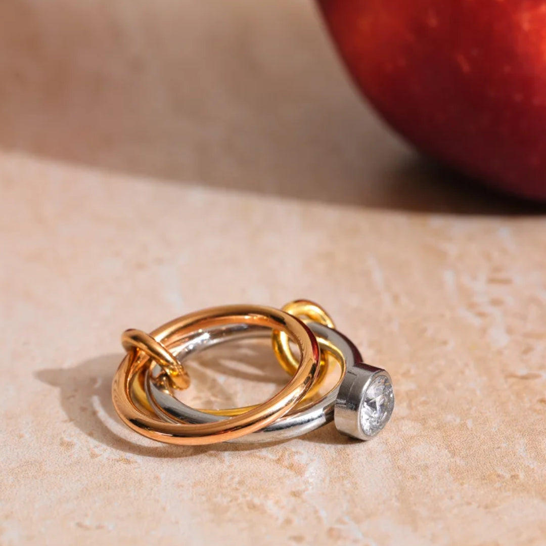 Anillo Entrelazado LENORA de tres capas en acero inoxidable – lenorajewelry.com/anillo-entrelazado-lenora-delicado-acero, anillo entrelazado, anillo de acero inoxidable, joyería delicada, baño de oro 18K, anillo mujer, joyería moderna, regalo elegante, LENORA, accesorios de moda, Spinelli Kilcollin jewelry, Spinelli Kilcollin rings, Spinelli Kilcollin earrings, Spinelli Kilcollin bracelets, Spinelli Kilcollin necklaces, Spinelli Kilcollin Los Angeles, Spinelli Kilcollin fine jewelry, Spinelli Kilcollin gold