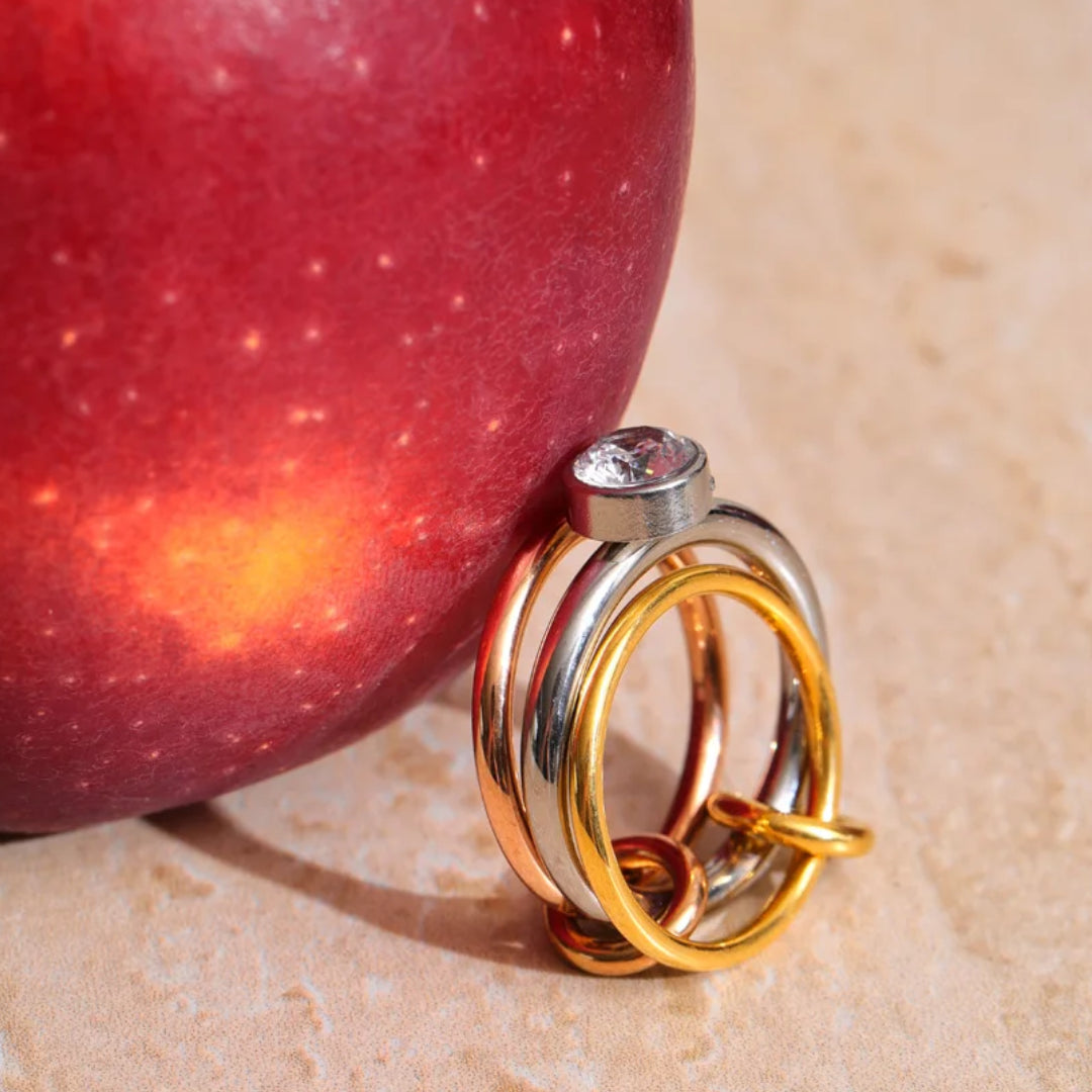 Anillo Entrelazado LENORA de tres capas en acero inoxidable – lenorajewelry.com/anillo-entrelazado-lenora-delicado-acero, anillo entrelazado, anillo de acero inoxidable, joyería delicada, baño de oro 18K, anillo mujer, joyería moderna, regalo elegante, LENORA, accesorios de moda, Spinelli Kilcollin jewelry, Spinelli Kilcollin rings, Spinelli Kilcollin earrings, Spinelli Kilcollin bracelets, Spinelli Kilcollin necklaces, Spinelli Kilcollin Los Angeles, Spinelli Kilcollin fine jewelry, Spinelli Kilcollin gold