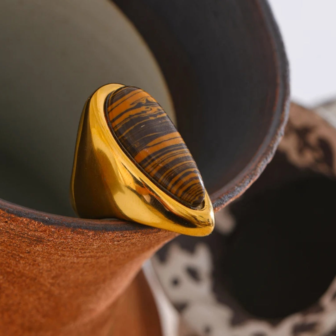 Anillo Gala Férrea con piedra tigre natural – lenorajewelry.com/anillo-gala-ferrea-oro-piedra-tigre,
anillo de oro, joyería con piedras naturales, piedra tigre, acero inoxidable joyas, anillo para mujer, regalo de lujo, lenora, joyería audaz, moda sostenible, accesorios premium