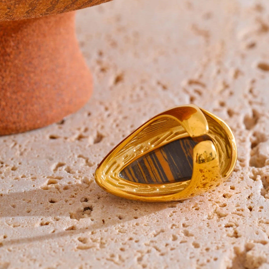 Anillo Gala Férrea con piedra tigre natural – lenorajewelry.com/anillo-gala-ferrea-oro-piedra-tigre,
anillo de oro, joyería con piedras naturales, piedra tigre, acero inoxidable joyas, anillo para mujer, regalo de lujo, lenora, joyería audaz, moda sostenible, accesorios premium