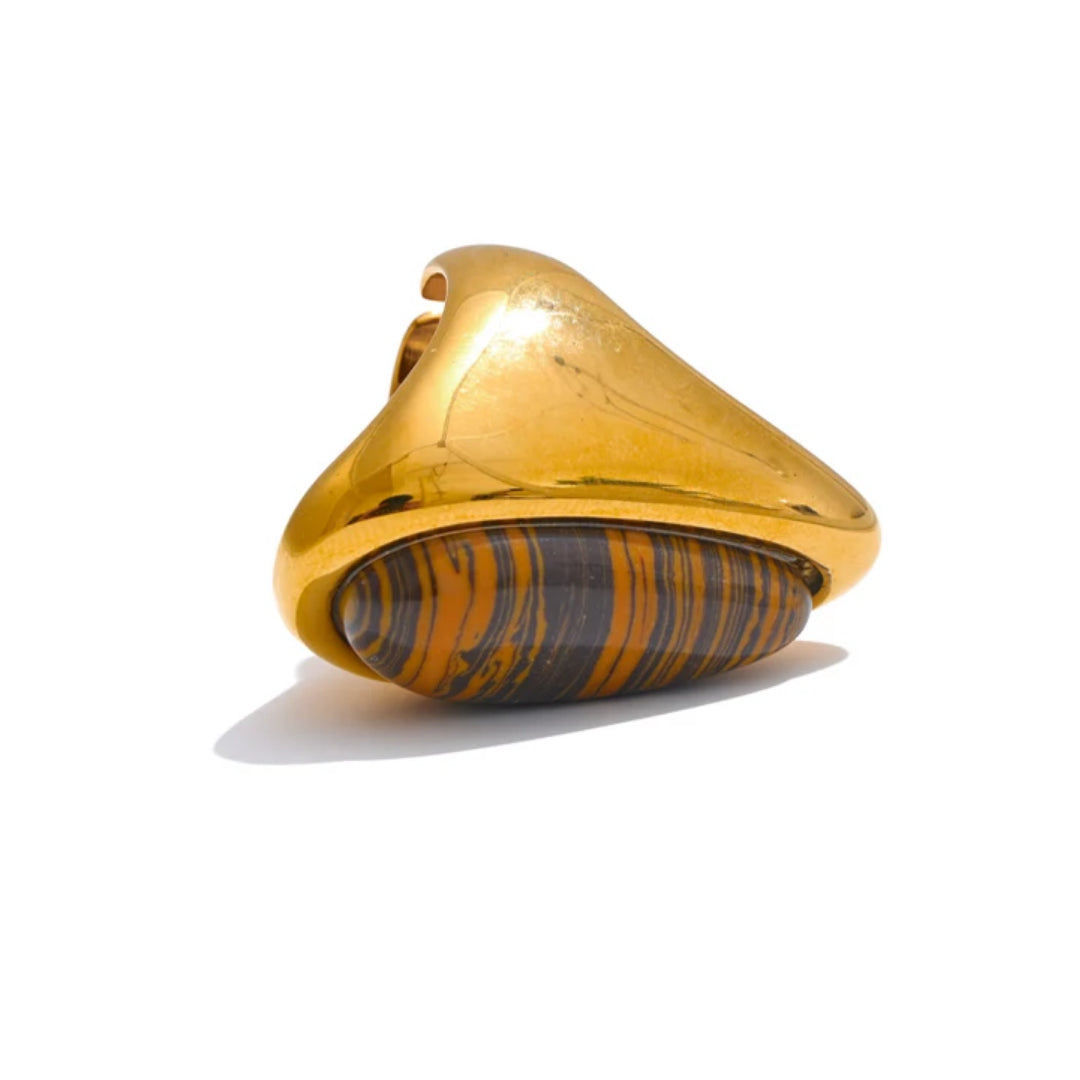 Anillo Gala Férrea con piedra tigre natural – lenorajewelry.com/anillo-gala-ferrea-oro-piedra-tigre,
anillo de oro, joyería con piedras naturales, piedra tigre, acero inoxidable joyas, anillo para mujer, regalo de lujo, lenora, joyería audaz, moda sostenible, accesorios premium