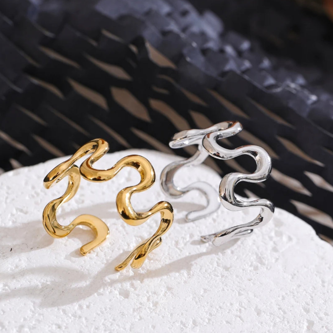 Anillo minimalista mujer diseño abierto geométrico – lenorajewelry.com/anillo-geometria-dorada-lenora
anillo ajustable, joyería fina mujer, anillo geométrico, anillo minimalista, joyas de aço inoxidável, regalo elegante, joyería exclusiva, anillo abierto, LENORA