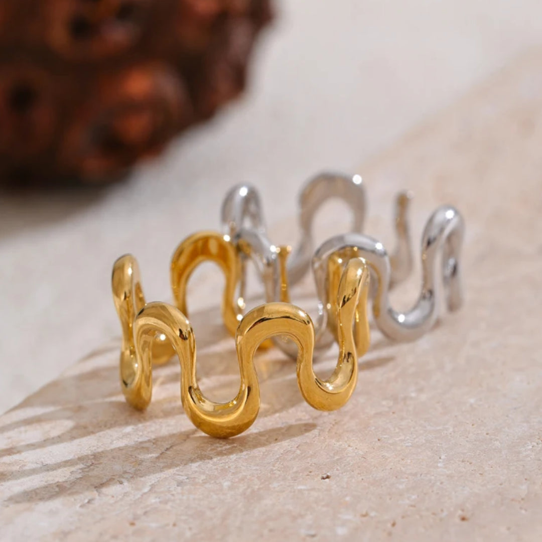 Anillo minimalista mujer diseño abierto geométrico – lenorajewelry.com/anillo-geometria-dorada-lenora
anillo ajustable, joyería fina mujer, anillo geométrico, anillo minimalista, joyas de aço inoxidável, regalo elegante, joyería exclusiva, anillo abierto, LENORA