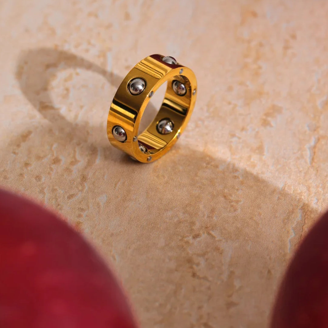 Anillo Giratorio LENORA con cuentas de acero inoxidable – lenorajewelry.com/anillo-giratorio-lenora-oro-18k, anillo giratorio, anillo de acero inoxidable, joyería moderna, baño de oro 18K, anillo mujer, joyería exclusiva, regalo original, LENORA, accesorios únicos