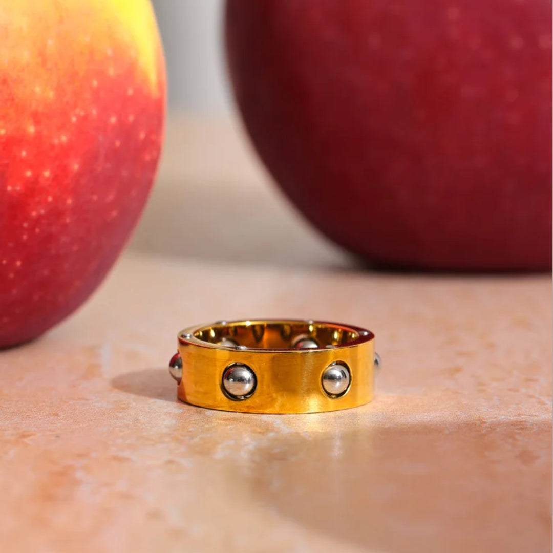 Anillo Giratorio LENORA con cuentas de acero inoxidable – lenorajewelry.com/anillo-giratorio-lenora-oro-18k, anillo giratorio, anillo de acero inoxidable, joyería moderna, baño de oro 18K, anillo mujer, joyería exclusiva, regalo original, LENORA, accesorios únicos