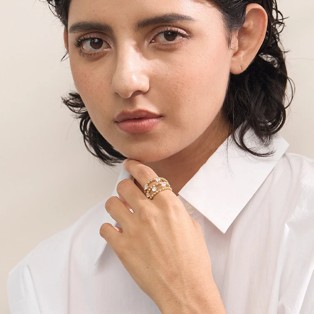 Anillo Lumina Étera en oro 18k con circonitas – lenorajewelry.com/anillo-lumina-etera-oro-circonitas, anillo de oro, joyería fina mujer, circonitas cubicas, acero inoxidable 316L, regalo elegante, anillo ajustable, lenora, joyas con platina, moda sostenible, lujo accesible