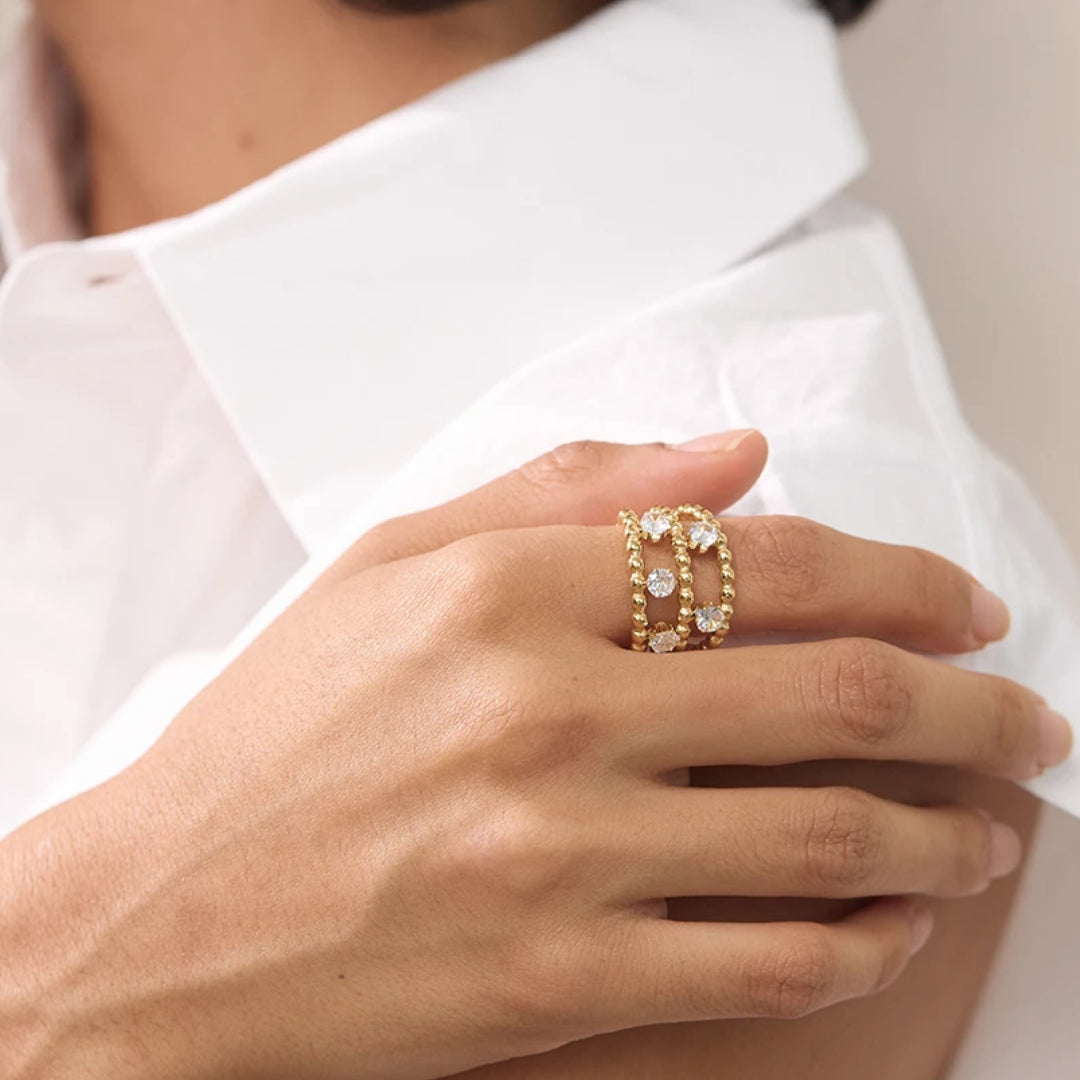 Anillo Lumina Étera en oro 18k con circonitas – lenorajewelry.com/anillo-lumina-etera-oro-circonitas, anillo de oro, joyería fina mujer, circonitas cubicas, acero inoxidable 316L, regalo elegante, anillo ajustable, lenora, joyas con platina, moda sostenible, lujo accesible