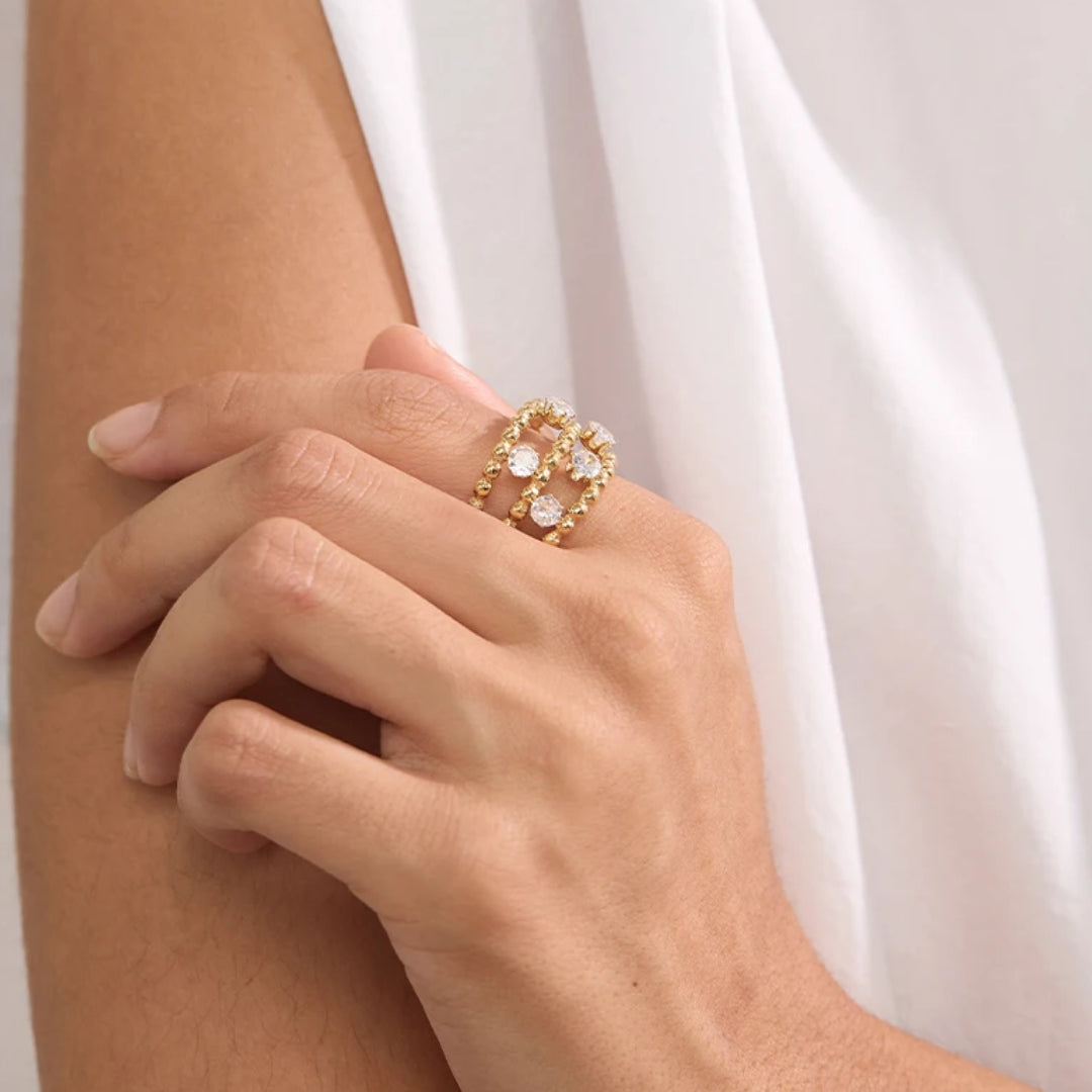 Anillo Lumina Étera en oro 18k con circonitas – lenorajewelry.com/anillo-lumina-etera-oro-circonitas, anillo de oro, joyería fina mujer, circonitas cubicas, acero inoxidable 316L, regalo elegante, anillo ajustable, lenora, joyas con platina, moda sostenible, lujo accesible