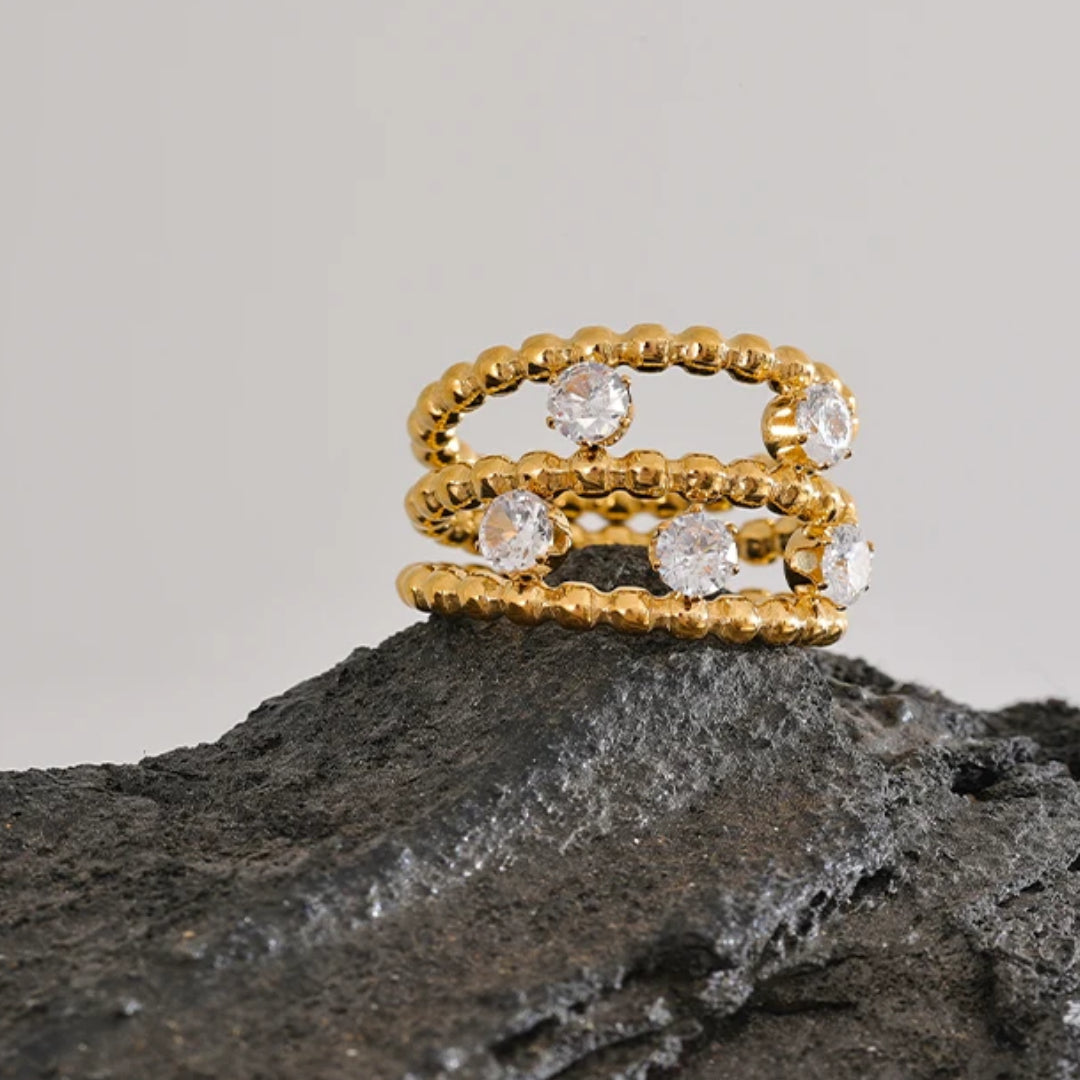 Anillo Lumina Étera en oro 18k con circonitas – lenorajewelry.com/anillo-lumina-etera-oro-circonitas, anillo de oro, joyería fina mujer, circonitas cubicas, acero inoxidable 316L, regalo elegante, anillo ajustable, lenora, joyas con platina, moda sostenible, lujo accesible