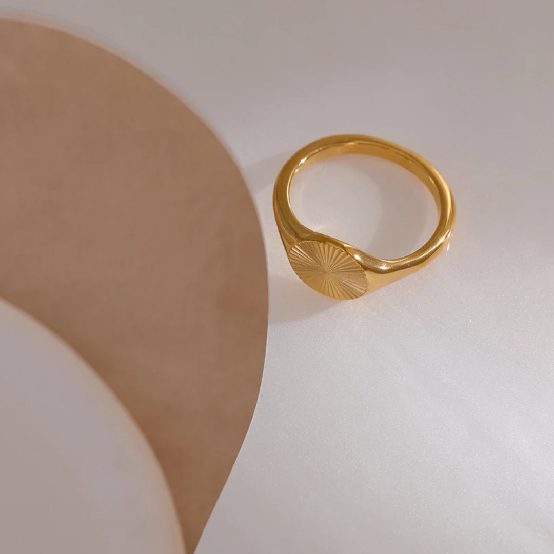 Anillo Luz Áurea diseño geométrico oro 18K textura metálica – lenorajewelry.com/anillo-luz-aurea-oro-textura
anillo de oro, anillo geométrico, joyería fina, regalo mujer, anillo textura metal, joyas acero inoxidable, LENORA, anillo moderno, anillo ligero, joyería de diseño