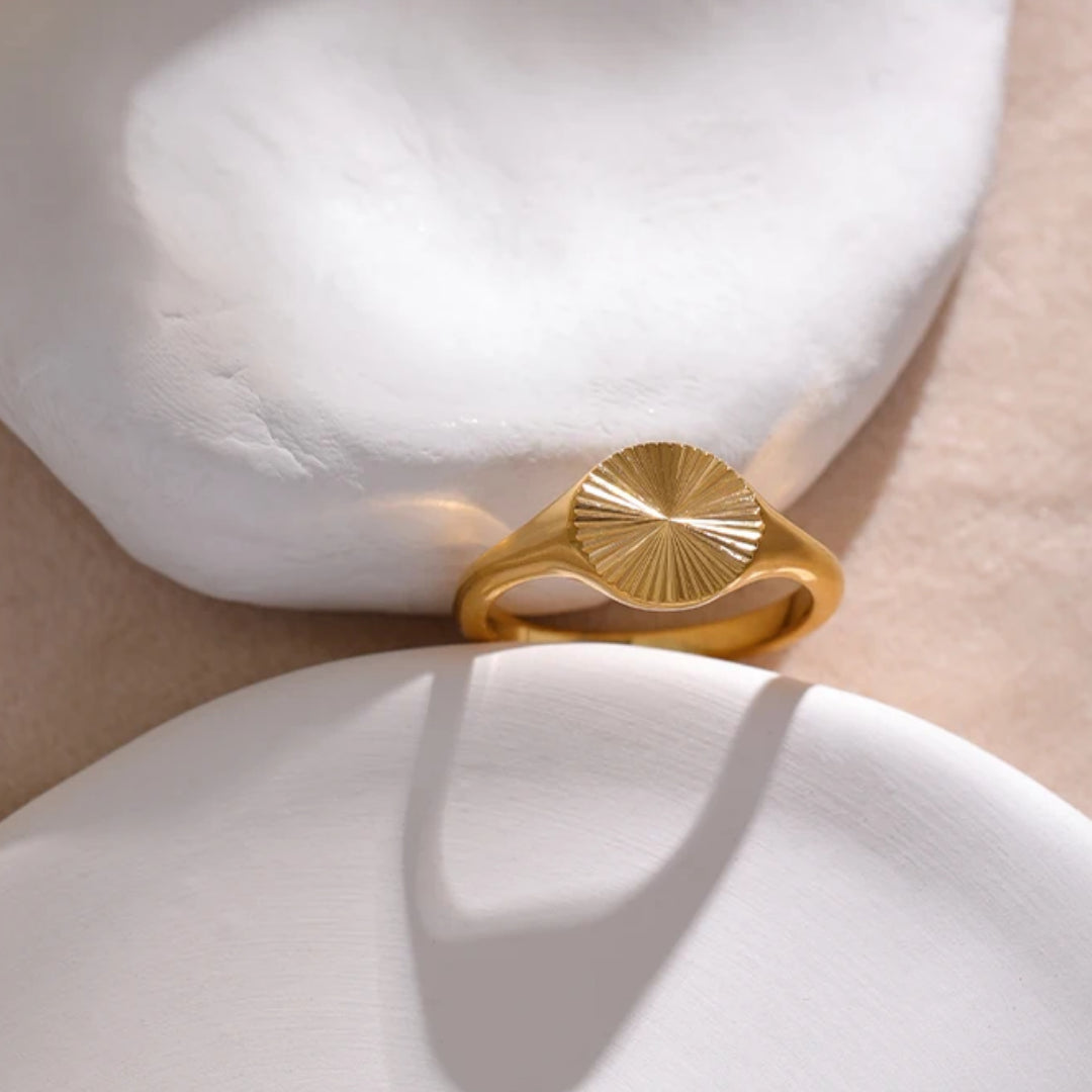Anillo Luz Áurea diseño geométrico oro 18K textura metálica – lenorajewelry.com/anillo-luz-aurea-oro-textura
anillo de oro, anillo geométrico, joyería fina, regalo mujer, anillo textura metal, joyas acero inoxidable, LENORA, anillo moderno, anillo ligero, joyería de diseño