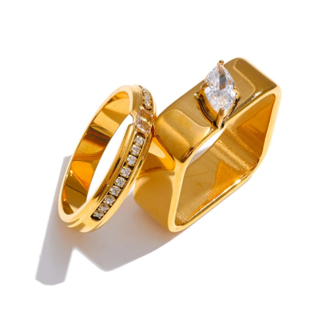 Anillo cuadrado redondeado para mujer diseño ajustable – lenorajewelry.com/anillo-luz-aurea-oro-pvd-circonitas, anillo de oro, joyería fina mujer, anillo circonitas, anillo ajustable, regalo elegante, joyas modernas, anillo acero inoxidable, LENORA, joyería exclusiva