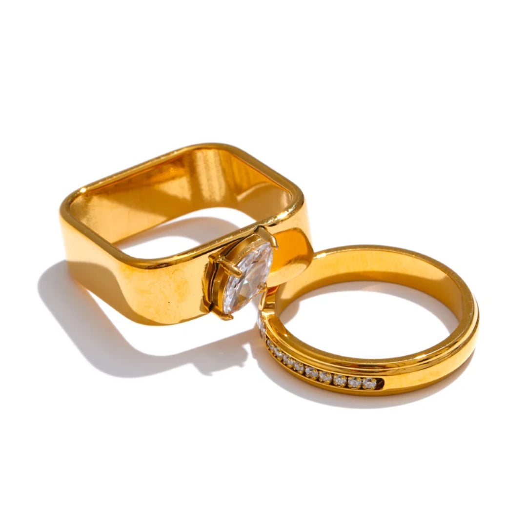 Anillo cuadrado redondeado para mujer diseño ajustable – lenorajewelry.com/anillo-luz-aurea-oro-pvd-circonitas, anillo de oro, joyería fina mujer, anillo circonitas, anillo ajustable, regalo elegante, joyas modernas, anillo acero inoxidable, LENORA, joyería exclusiva