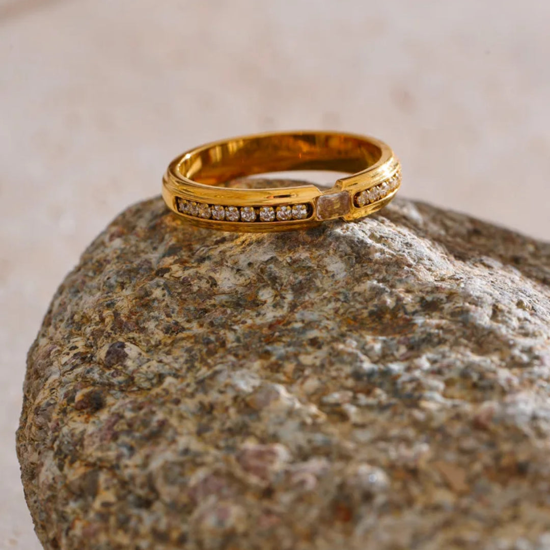 Anillo cuadrado redondeado para mujer diseño ajustable – lenorajewelry.com/anillo-luz-aurea-oro-pvd-circonitas, anillo de oro, joyería fina mujer, anillo circonitas, anillo ajustable, regalo elegante, joyas modernas, anillo acero inoxidable, LENORA, joyería exclusiva