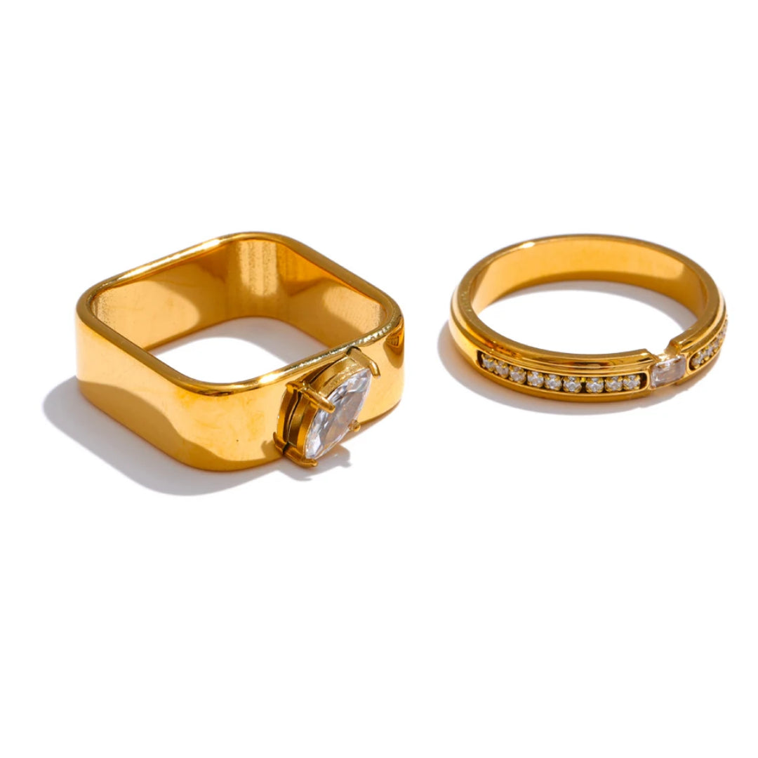 Anillo cuadrado redondeado para mujer diseño ajustable – lenorajewelry.com/anillo-luz-aurea-oro-pvd-circonitas, anillo de oro, joyería fina mujer, anillo circonitas, anillo ajustable, regalo elegante, joyas modernas, anillo acero inoxidable, LENORA, joyería exclusiva