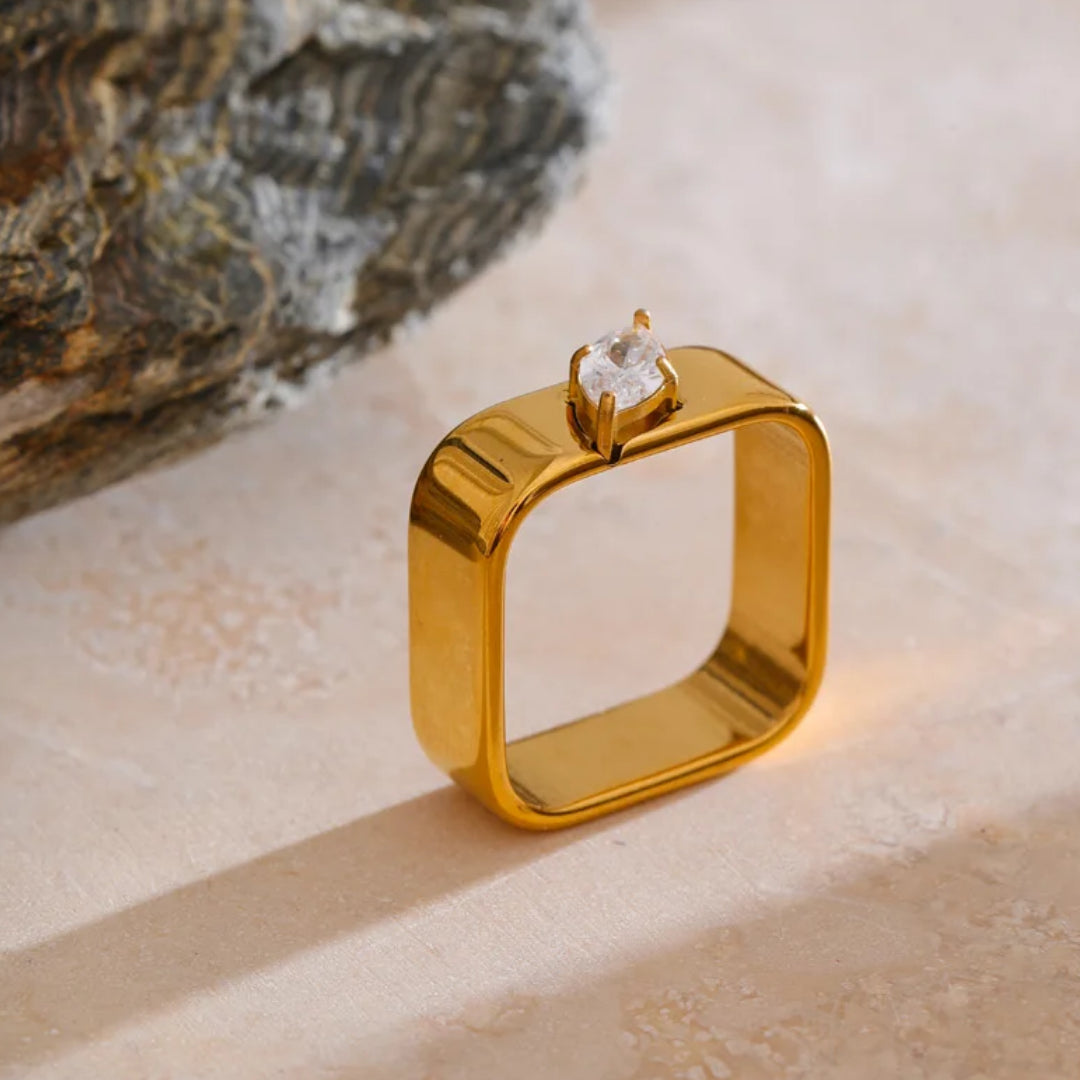 Anillo cuadrado redondeado para mujer diseño ajustable – lenorajewelry.com/anillo-luz-aurea-oro-pvd-circonitas, anillo de oro, joyería fina mujer, anillo circonitas, anillo ajustable, regalo elegante, joyas modernas, anillo acero inoxidable, LENORA, joyería exclusiva