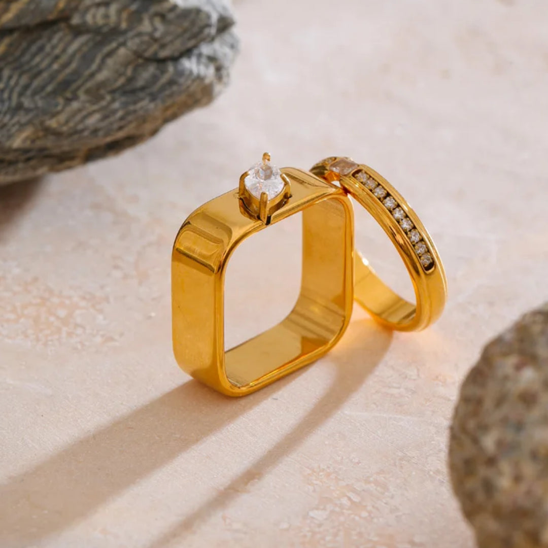 Anillo cuadrado redondeado para mujer diseño ajustable – lenorajewelry.com/anillo-luz-aurea-oro-pvd-circonitas, anillo de oro, joyería fina mujer, anillo circonitas, anillo ajustable, regalo elegante, joyas modernas, anillo acero inoxidable, LENORA, joyería exclusiva