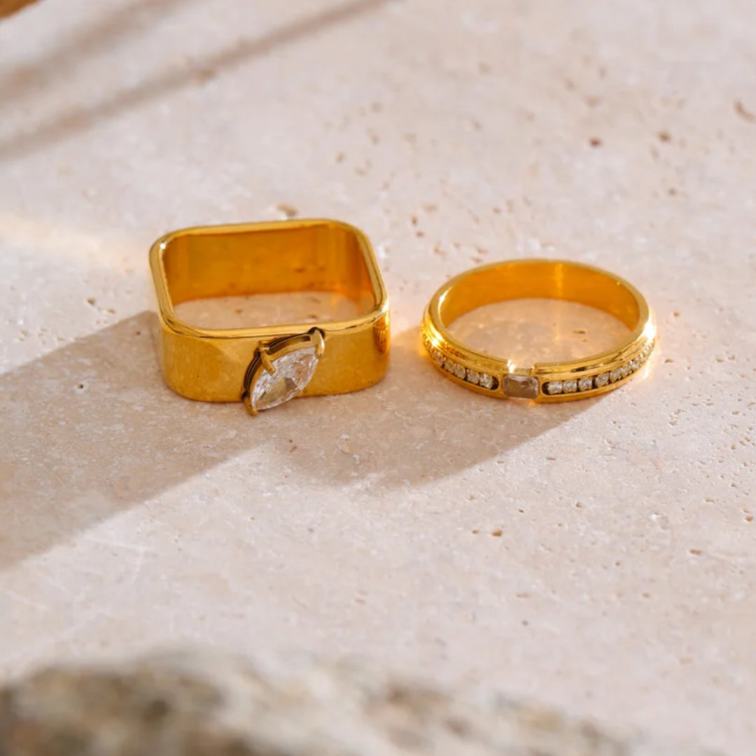 Anillo cuadrado redondeado para mujer diseño ajustable – lenorajewelry.com/anillo-luz-aurea-oro-pvd-circonitas, anillo de oro, joyería fina mujer, anillo circonitas, anillo ajustable, regalo elegante, joyas modernas, anillo acero inoxidable, LENORA, joyería exclusiva