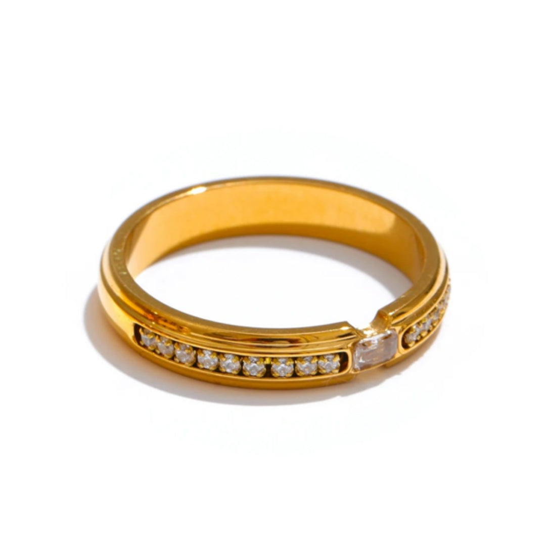 Anillo cuadrado redondeado para mujer diseño ajustable – lenorajewelry.com/anillo-luz-aurea-oro-pvd-circonitas, anillo de oro, joyería fina mujer, anillo circonitas, anillo ajustable, regalo elegante, joyas modernas, anillo acero inoxidable, LENORA, joyería exclusiva
