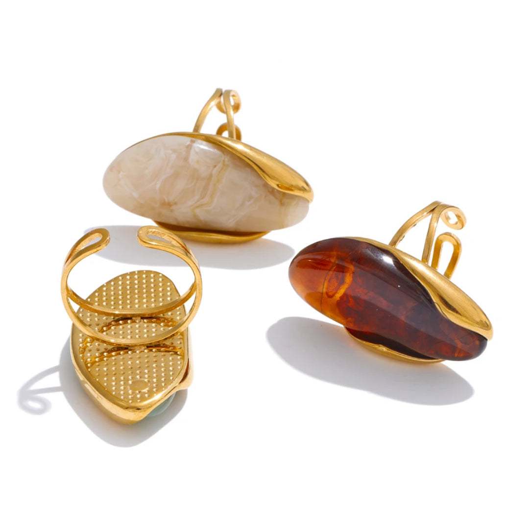 Anillo Matiz Desértico en resina artesanal y geometría dorada – lenorajewelry.com/anillo-resina-geometrica-ajustable, anillo de resina, joyería geométrica, anillo ajustable, accesorio arte, acero inoxidable oro, LENORA, anillo ancho, joyas conceptuales, anillo anticorrosión