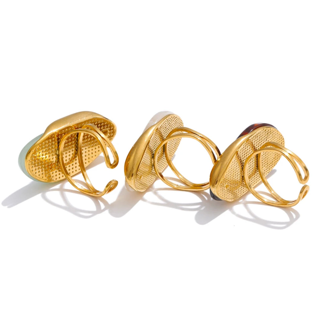 Anillo Matiz Desértico en resina artesanal y geometría dorada – lenorajewelry.com/anillo-resina-geometrica-ajustable, anillo de resina, joyería geométrica, anillo ajustable, accesorio arte, acero inoxidable oro, LENORA, anillo ancho, joyas conceptuales, anillo anticorrosión
