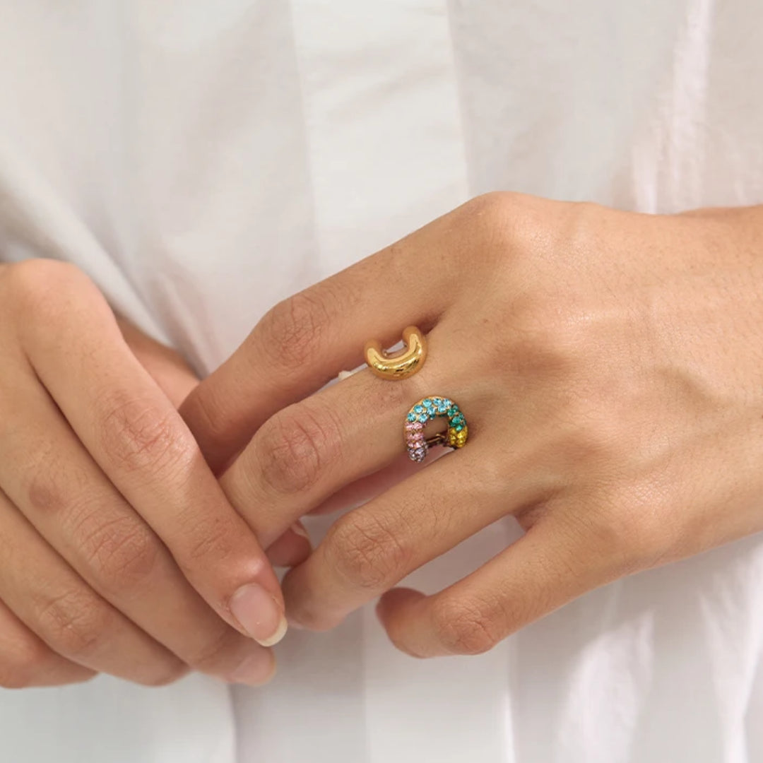 anillo multicolor, anillo de colores, anillo prisma, anillo de acero, sortija chapada en oro, anillo con circonitas, joyería para mujer, anillo ajustable, chapado en oro PVD, joyería moderna, regalo para mujer, anillo de acero inoxidable, Lenora Jewelry, Detalle de las circonitas de colores del Anillo Prisma Multicolor – lenorajewelry.com/anillo-prisma-multicolor