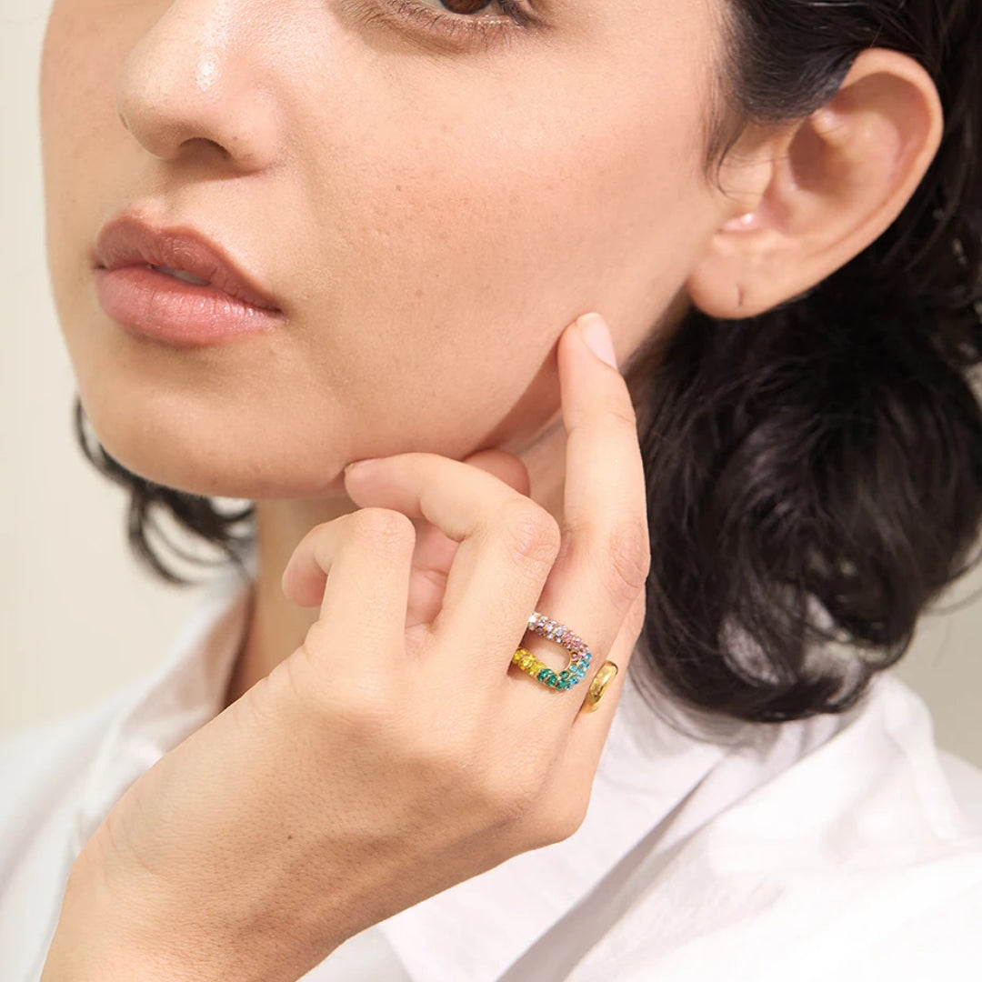 anillo multicolor, anillo de colores, anillo prisma, anillo de acero, sortija chapada en oro, anillo con circonitas, joyería para mujer, anillo ajustable, chapado en oro PVD, joyería moderna, regalo para mujer, anillo de acero inoxidable, Lenora Jewelry, Detalle de las circonitas de colores del Anillo Prisma Multicolor – lenorajewelry.com/anillo-prisma-multicolor