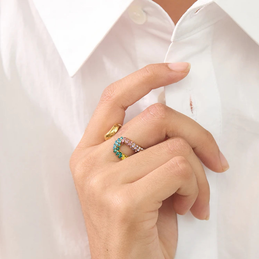 anillo multicolor, anillo de colores, anillo prisma, anillo de acero, sortija chapada en oro, anillo con circonitas, joyería para mujer, anillo ajustable, chapado en oro PVD, joyería moderna, regalo para mujer, anillo de acero inoxidable, Lenora Jewelry, Detalle de las circonitas de colores del Anillo Prisma Multicolor – lenorajewelry.com/anillo-prisma-multicolor