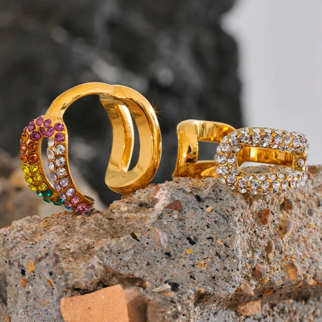 anillo multicolor, anillo de colores, anillo prisma, anillo de acero, sortija chapada en oro, anillo con circonitas, joyería para mujer, anillo ajustable, chapado en oro PVD, joyería moderna, regalo para mujer, anillo de acero inoxidable, Lenora Jewelry, Detalle de las circonitas de colores del Anillo Prisma Multicolor – lenorajewelry.com/anillo-prisma-multicolor