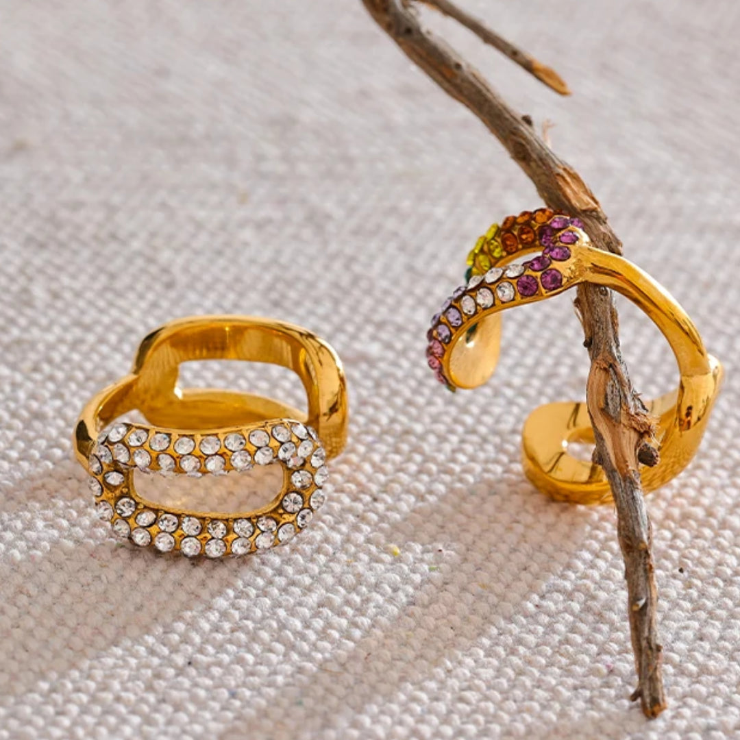 anillo multicolor, anillo de colores, anillo prisma, anillo de acero, sortija chapada en oro, anillo con circonitas, joyería para mujer, anillo ajustable, chapado en oro PVD, joyería moderna, regalo para mujer, anillo de acero inoxidable, Lenora Jewelry, Detalle de las circonitas de colores del Anillo Prisma Multicolor – lenorajewelry.com/anillo-prisma-multicolor