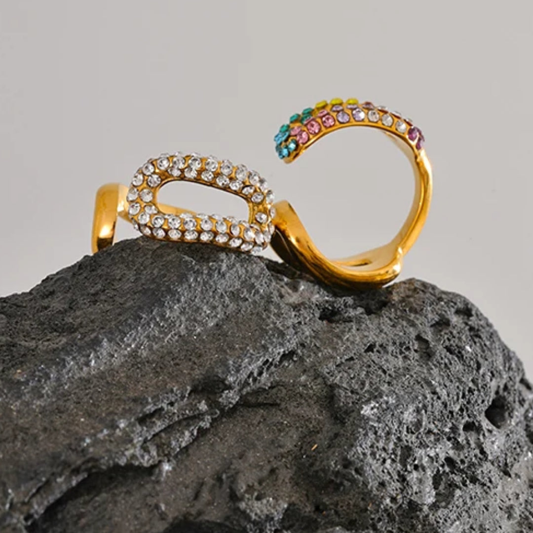anillo multicolor, anillo de colores, anillo prisma, anillo de acero, sortija chapada en oro, anillo con circonitas, joyería para mujer, anillo ajustable, chapado en oro PVD, joyería moderna, regalo para mujer, anillo de acero inoxidable, Lenora Jewelry, Detalle de las circonitas de colores del Anillo Prisma Multicolor – lenorajewelry.com/anillo-prisma-multicolor