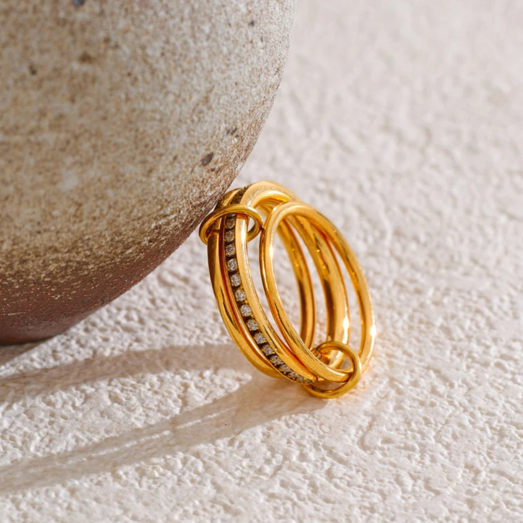 Anillo apilable Luz Estelar capas redondas con circonitas – lenorajewelry.com/anillo-apilable-luz-estelar-oro-pvd, anillo apilable oro, joyería fina mujer, anillo circonitas, anillos stackable, regalo elegante, joyas capas, acero inoxidable dorado, LENORA, joyería estelar , Spinelli Kilcollin jewelry, Spinelli Kilcollin rings, Spinelli Kilcollin earrings, Spinelli Kilcollin bracelets, Spinelli Kilcollin necklaces, Spinelli Kilcollin Los Angeles, Spinelli Kilcollin fine jewelry, Spinelli Kilcollin gold rings
