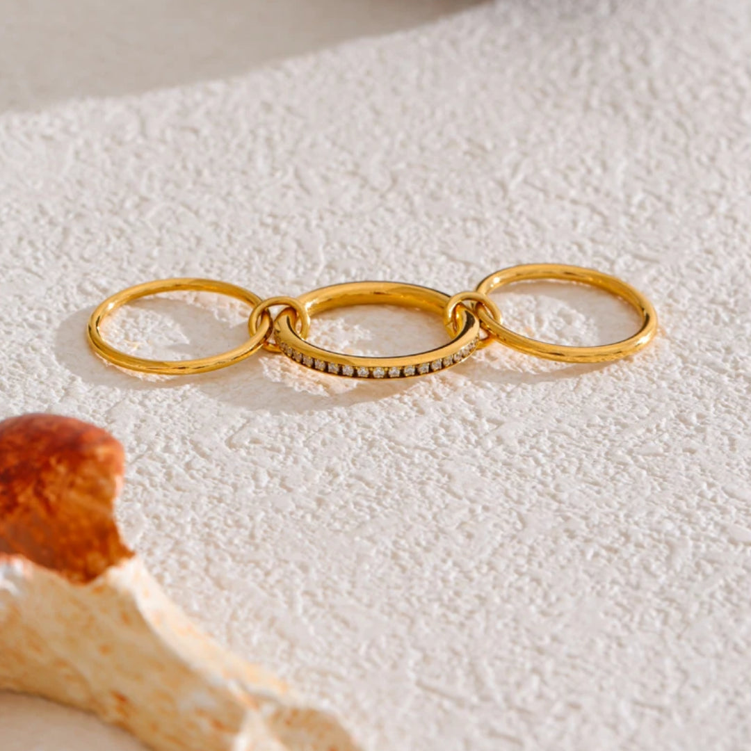 Anillo apilable Luz Estelar capas redondas con circonitas – lenorajewelry.com/anillo-apilable-luz-estelar-oro-pvd, anillo apilable oro, joyería fina mujer, anillo circonitas, anillos stackable, regalo elegante, joyas capas, acero inoxidable dorado, LENORA, joyería estelar , Spinelli Kilcollin jewelry, Spinelli Kilcollin rings, Spinelli Kilcollin earrings, Spinelli Kilcollin bracelets, Spinelli Kilcollin necklaces, Spinelli Kilcollin Los Angeles, Spinelli Kilcollin fine jewelry, Spinelli Kilcollin gold rings