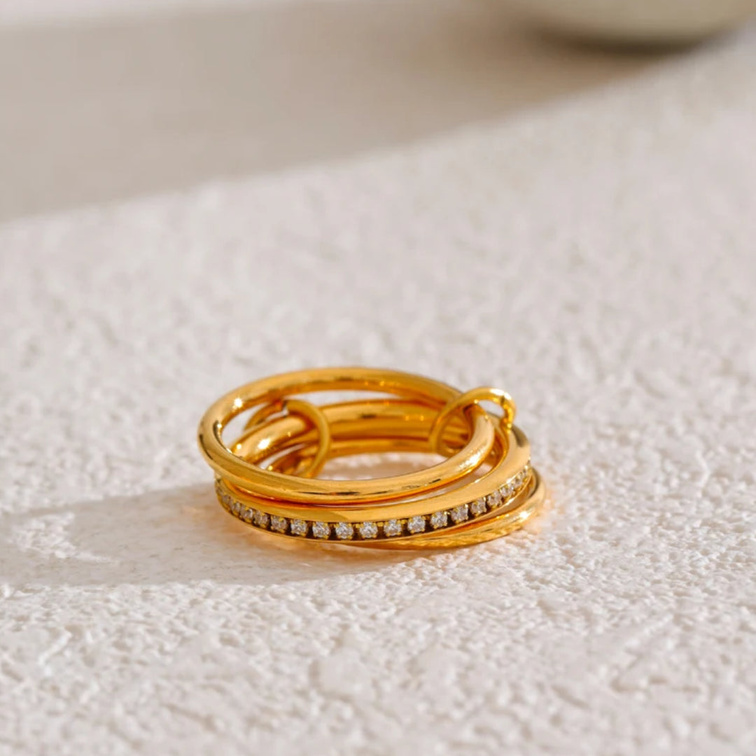 Anillo apilable Luz Estelar capas redondas con circonitas – lenorajewelry.com/anillo-apilable-luz-estelar-oro-pvd, anillo apilable oro, joyería fina mujer, anillo circonitas, anillos stackable, regalo elegante, joyas capas, acero inoxidable dorado, LENORA, joyería estelar , Spinelli Kilcollin jewelry, Spinelli Kilcollin rings, Spinelli Kilcollin earrings, Spinelli Kilcollin bracelets, Spinelli Kilcollin necklaces, Spinelli Kilcollin Los Angeles, Spinelli Kilcollin fine jewelry, Spinelli Kilcollin gold ring