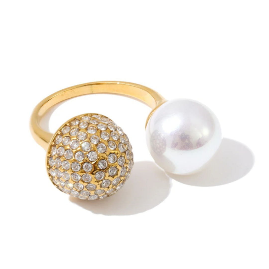 Anillo con perla y circonia – lenorajewelry.com/anillo-perla-bold, anillo con perla, anillo ajustable mujer, anillo dorado elegante, anillo de acero inoxidable, anillo LENORA, joyería con circonia cúbica, anillo baño de oro