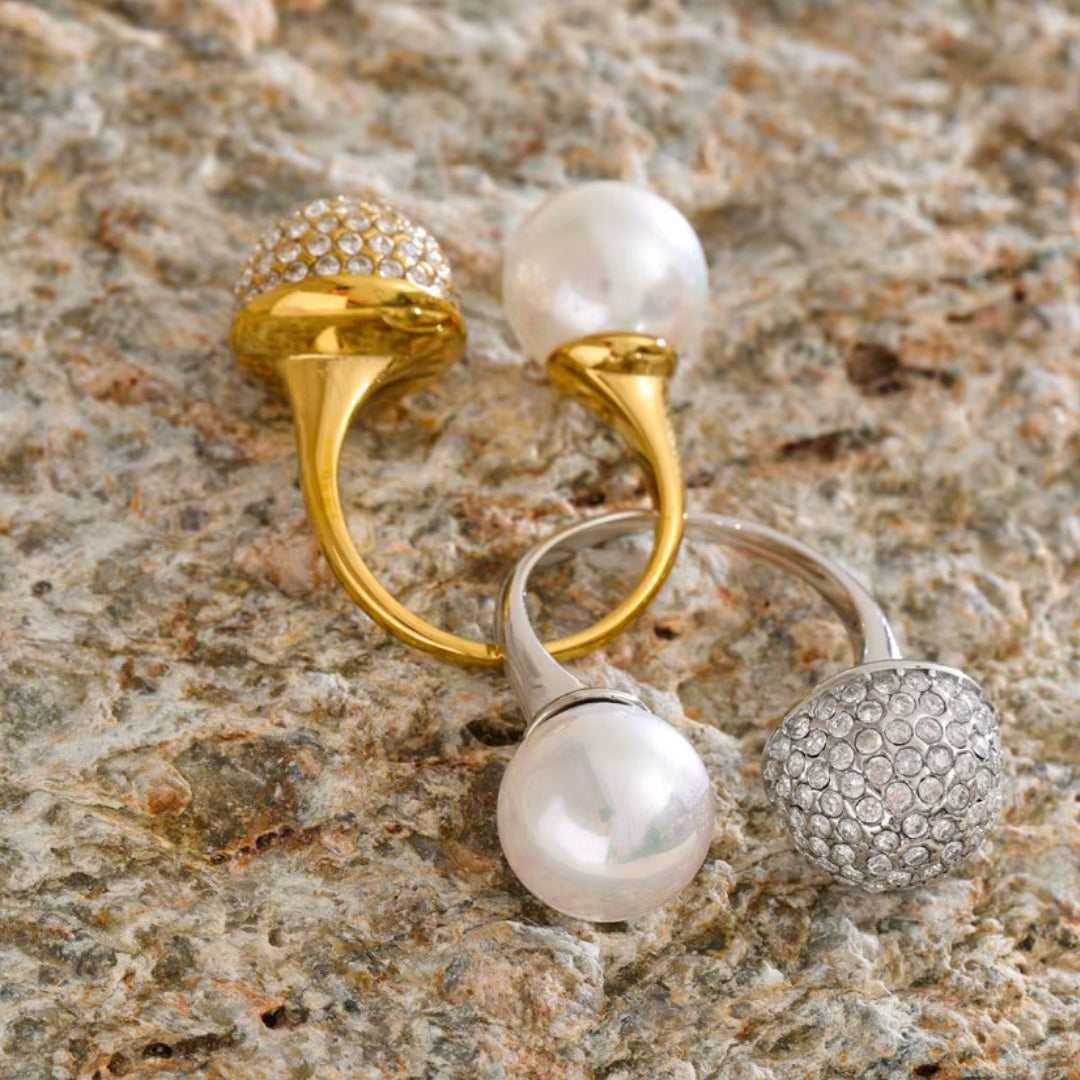 Anillo con perla y circonia – lenorajewelry.com/anillo-perla-bold, anillo con perla, anillo ajustable mujer, anillo dorado elegante, anillo de acero inoxidable, anillo LENORA, joyería con circonia cúbica, anillo baño de oro