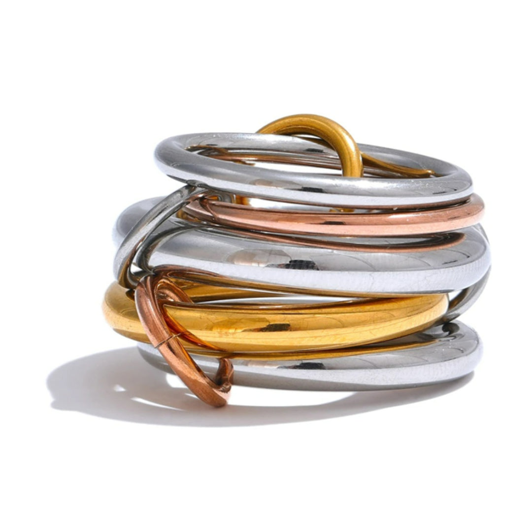 Set de 5 anillos empilhados en diseño geométrico – lenorajewelry.com/anillos-trirregia-3-colores-lenor
anillos de acero inoxidable, joyas bañadas en oro, anillos empilhados 2024, set de anillos dorados, regalo elegante para mujeres